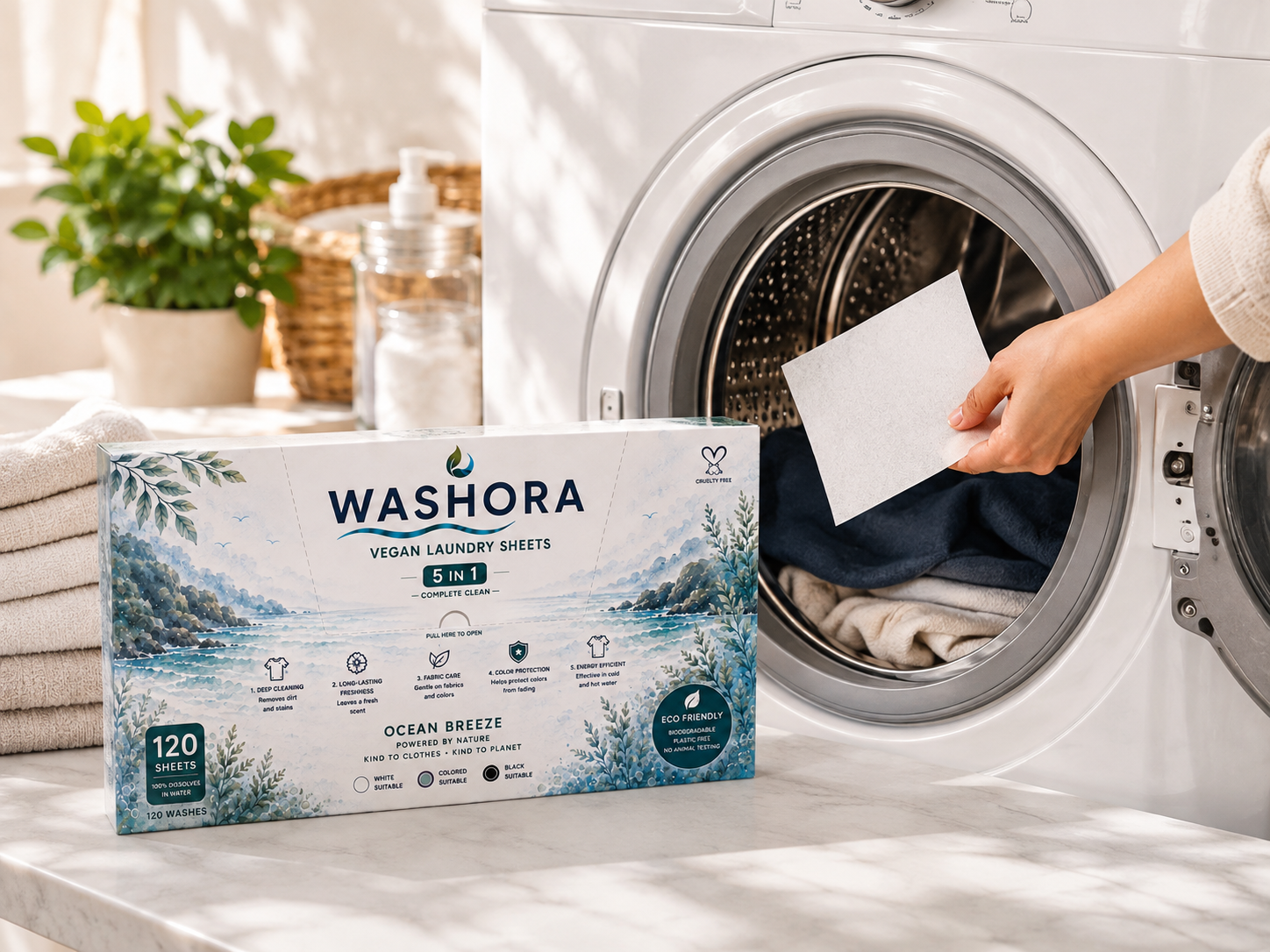 Hand plaatst een Washora laundry sheet in de wasmachine
